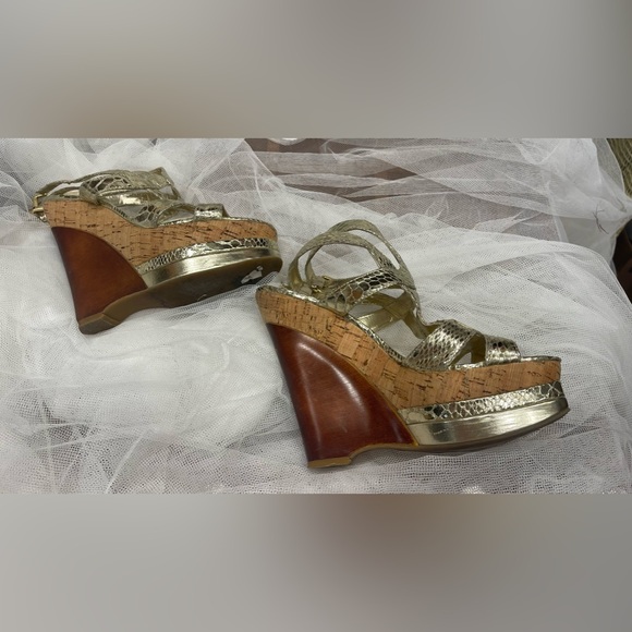 Steve Madden Gold Metallic Snake Print Wedge with Wooden Heel & Cork Platform 7 - Picture 4 of 8